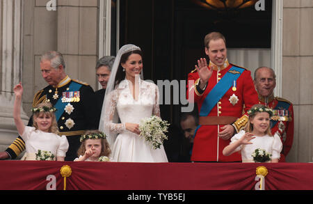 Le prince William et la Princesse Catherine vague à la foule sur le balcon de Buckingham Palace avec d'autres membres de la famille royale après leur mariage à l'abbaye de Westminster le vendredi 29 avril 2011. Le couple royal sera désormais connu comme le duc et la duchesse de Cambridge. UPI/HugoPhilpott Banque D'Images