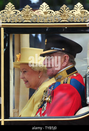 La reine Elizabeth II et le duc d'Édimbourg quittent le mariage royal entre le Prince William et la Princesse Catherine à l'abbaye de Westminster à Londres le 29 avril 2011. UPI/Kevin Dietsch Banque D'Images