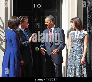 L-R La Première Dame Michelle Obama, le Premier ministre britannique, David Cameron, le président américain Barack Obama et Samantha Cameron réunit au n° 10 Downing St lors d'une visite d'Etat de trois jours au Royaume-Uni, à Londres, le mardi 24 mai 2011. UPI/Hugo Philpott. Banque D'Images