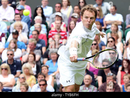 L'Américain Michael Russell renvoie la balle dans son match contre Rafael Nadal l'Espagne le jour de l'ouverture de la 125e à Wimbledon Wimbledon,Londres le lundi 20 juin 2011. UPI/Hugo Philpott Banque D'Images