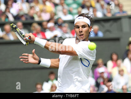 Rafael Nadal l'Espagne renvoie la balle dans son match contre l'Américain Michael Russell le jour de l'ouverture de la 125e à Wimbledon Wimbledon,Londres le lundi 20 juin 2011. UPI/Hugo Philpott Banque D'Images