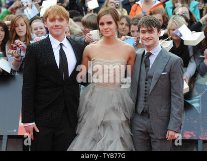 Acteurs britanniques Rupert Grint, Emma Watson et Daniel Radcliffe assiste à la première mondiale de "Harry Potter and the Deathly Hallows Part 2' à Londres le 7 juillet 2011. Rune Hellestad/UPI Banque D'Images