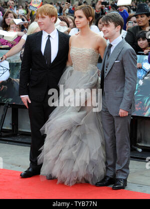 Acteurs britanniques Rupert Grint, Emma Watson et Daniel Radcliffe assiste à la première mondiale de "Harry Potter and the Deathly Hallows Part 2' à Londres le 7 juillet 2011. Rune Hellestad/UPI Banque D'Images