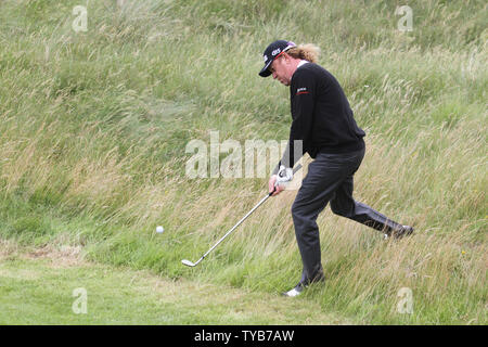 L'Espagne, Miguel Angel Jimenez joue de la dure journée au cours de la pratique dans la 140e championnat ouvert au club de golf Royal St Georges à Sandwich,Angleterre mardi, 12 juillet 2011. UPI/Hugo Philpott Banque D'Images