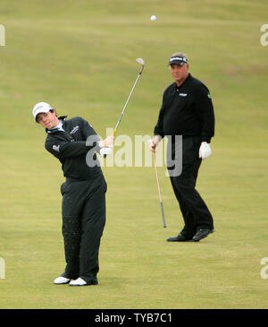 L'Irlande du Nord Rory Mcllroy joue un fairway vu par Darren Clarke dans le 140e championnat ouvert au club de golf Royal St Georges à Sandwich,Angleterre le mercredi, Juillet 13, 2011. UPI/Hugo Philpott Banque D'Images