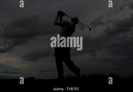 Lucas Glover tees off au 10ème trou sur le troisième jour de la 140e championnat ouvert au club de golf Royal St Georges à Sandwich,Angleterre le samedi 16 juillet, 2011. UPI/Hugo Philpott Banque D'Images