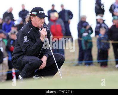 L'Espagne, Miguel Angel Jimenez s'aligne un putt sur le green 9 le troisième jour de la 140e championnat ouvert au club de golf Royal St Georges à Sandwich,Angleterre le samedi 16 juillet, 2011. UPI/Hugo Philpott Banque D'Images