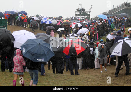 Les spectateurs dans la pluie sur le troisième jour de la 140e championnat ouvert au club de golf Royal St Georges à Sandwich,Angleterre le samedi 16 juillet, 2011. UPI/Hugo Philpott Banque D'Images