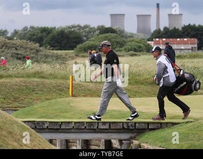 Darren Clarke de l'Irlande du Nord promenades au fil de l'eau pont pendant la ronde finale de la 140e championnat ouvert au club de golf Royal St Georges à Sandwich,l'Angleterre le dimanche 17 juillet 2011. UPI/Hugo Philpott Banque D'Images