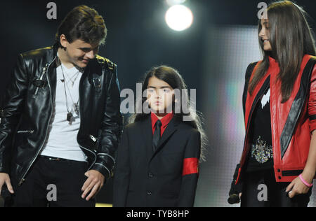 Le chanteur américain Michael Jackson, Blanket Jackson Prince enfants Jackson et Paris Jackson sur scène au Millennium Stadium à Cardiff le 8 octobre 2011. Rune Hellestad/UPI Banque D'Images