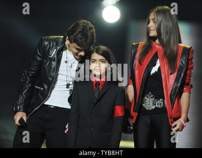 Le chanteur américain Michael Jackson, Blanket Jackson Prince enfants Jackson et Paris Jackson sur scène au Millennium Stadium à Cardiff le 8 octobre 2011. Rune Hellestad/UPI Banque D'Images