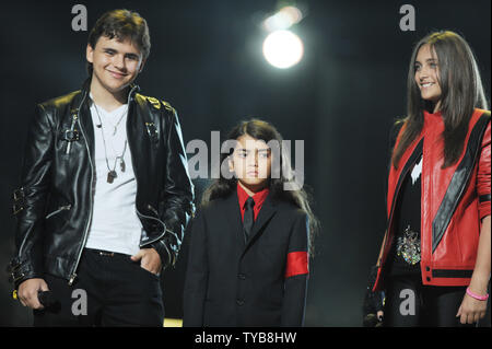 Le chanteur américain Michael Jackson, Blanket Jackson Prince enfants Jackson et Paris Jackson sur scène au Millennium Stadium à Cardiff le 8 octobre 2011. Rune Hellestad/UPI Banque D'Images