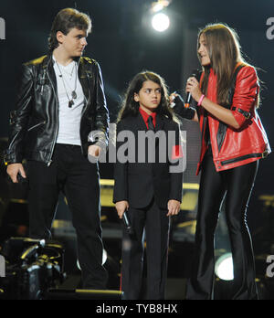 Le chanteur américain Michael Jackson, Blanket Jackson Prince enfants Jackson et Paris Jackson sur scène au Millennium Stadium à Cardiff le 8 octobre 2011. Rune Hellestad/UPI Banque D'Images