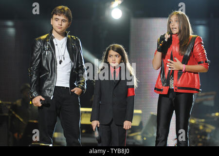 Le chanteur américain Michael Jackson, Blanket Jackson Prince enfants Jackson et Paris Jackson sur scène au Millennium Stadium à Cardiff le 8 octobre 2011. Rune Hellestad/UPI Banque D'Images