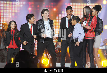 Le chanteur américain Michael Jackson, Blanket Jackson Prince enfants Jackson et Paris Jackson sur scène au Millennium Stadium à Cardiff le 8 octobre 2011. Rune Hellestad/UPI Banque D'Images