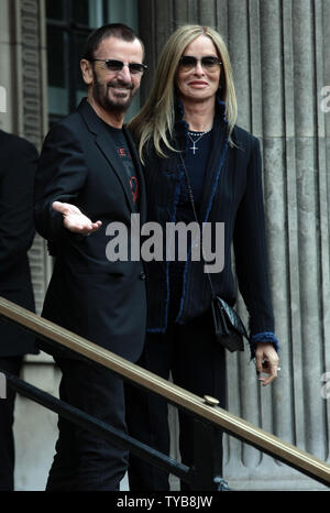 Ringo Starr et sa femme Barbara Bach arrivent pour le mariage de musicien Paul McCartney et sa fiancée américaine Nancy Shevell à Marylebone register office à Londres le dimanche 09 octobre 2011. C'est Paul McCartney troisième mariage et au même lieu que sa première femme Linda. UPI/Hugo Philpott Banque D'Images