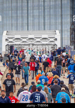 Fans de porter les couleurs de l'équipe John Seigenthaler traversant le pont piétonnier, de NFL 2019 Nashville, Tennessee, USA. Banque D'Images