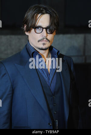 L'acteur américain Johnny Depp assister à la première de 'La Rum Diary' à Odéon Kensington à Londres le 3 novembre 2011. Rune Hellestad/UPI Banque D'Images