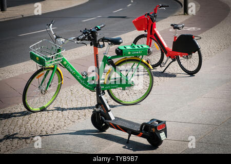 Berlin, Allemagne - Juin 2019 : partage des Vélos Les vélos et scooter électrique , escooter ou e-scooter sur un trottoir à Berlin, Allemagne Banque D'Images