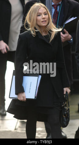 L'actrice Sienna Miller arrive à la Royal Courts of Justice de témoigner à l'enquête Leveson à Londres le 24 novembre 2011.L'enquête dirigée par Lord Justice Leveson s'intéresse à tous les aspects de l'éthique de la presse et de piratage téléphonique qui a eu lieu par les journaux britanniques. Mme Miller a affirmé qu'elle était constamment terrifié à cause de paquets de photographes traquant sa à tous moments de la journée. UPI/Hugo Philpott Banque D'Images