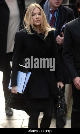 L'actrice Sienna Miller arrive à la Royal Courts of Justice de témoigner à l'enquête Leveson à Londres le 24 novembre 2011.L'enquête dirigée par Lord Justice Leveson s'intéresse à tous les aspects de l'éthique de la presse et de piratage téléphonique qui a eu lieu par les journaux britanniques. Mme Miller a affirmé qu'elle était constamment terrifié à cause de paquets de photographes traquant sa à tous moments de la journée. UPI/Hugo Philpott Banque D'Images