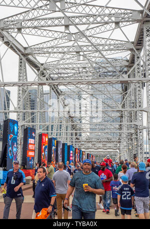 Fans de porter les couleurs de l'équipe John Seigenthaler traversant le pont piétonnier, de NFL 2019 Nashville, Tennessee, USA. Banque D'Images