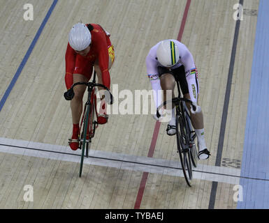 La Chine Guo Shuang bat l'Australie Anna Meares dans la première épreuve de la finale sprint femmes à la Coupe du Monde de Cyclisme sur Piste UCI au nouveau vélodrome olympique de Stratford, London le 18 février 2012. Shuang a ensuite battu en finale Meares la chaleur. UPI/Hugo Philpott Banque D'Images