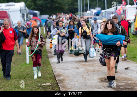 Somerset, Royaume-Uni. 26 Juin, 2019. Somerset, Royaume-Uni. Le mercredi 26 juin 2019. Les festivaliers arrivent à Glastonbury Festival à la ferme digne dans Pilton le 49e festival - qui pourrait être plus chauds jamais, Crédit : Jason Richardson/Alamy Live News Banque D'Images