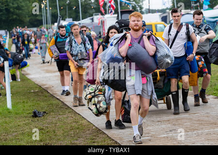 Somerset, Royaume-Uni. 26 Juin, 2019. Somerset, Royaume-Uni. Le mercredi 26 juin 2019. Les festivaliers arrivent à Glastonbury Festival à la ferme digne dans Pilton le 49e festival - qui pourrait être plus chauds jamais, Crédit : Jason Richardson/Alamy Live News Banque D'Images