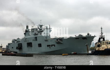 Royal Navy porte-hélicoptères HMS Ocean se dirige vers le quartier des affaires de Canary Wharf à Londres sur son chemin à Greenwich dans le cadre de la sécurité en cours d'avance sur peparations aux Jeux Olympiques de Londres en juillet le 4 mai 2012. Les forces armées britanniques organisent divers tests de sécurité autour de Londres à toute éventualité. UPI/Hugo Philpott Banque D'Images