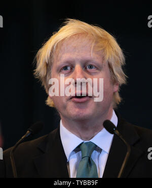 Le maire de Londres Boris Johnson parle aux médias après avoir remporté de justesse son deuxième mandat, en battant le candidat travailliste Ken Livingstone à l'Hôtel de ville de Londres, le 4 mai 2012. UPI/Hugo Philpott Banque D'Images