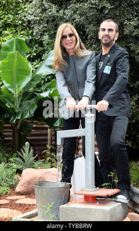 Ringo Starr, musicien et épouse Barabara Bach poser dans un jardin parrainé par l'aide de l'eau à la Chelsea Flower Show 2012 à Londres, le 21 mai 2012. UPI/Hugo Philpott Banque D'Images