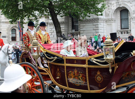 La reine Elizabeth II se déplace dans Whitehall par transport avec le Prince Charles, prince de Galles et de Camilla, Duchesse de Cornwall sur le chemin de Buckingham Palace au cours de la célébration du Jubilé de diamant à Londres le 5 juin 2012. Sa Majesté la Reine Elizabeth II célèbre le 60e anniversaire de son accession au trône le aujourd'hui avec une procession de chariot et un service d'action de grâces à St.Paul's Cathedral. UPI/Hugo Philpott Banque D'Images