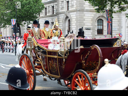 La reine Elizabeth II se déplace dans Whitehall par transport avec le Prince Charles, prince de Galles et de Camilla, Duchesse de Cornwall sur le chemin de Buckingham Palace au cours de la célébration du Jubilé de diamant à Londres le 5 juin 2012. Sa Majesté la Reine Elizabeth II célèbre le 60e anniversaire de son accession au trône le aujourd'hui avec une procession de chariot et un service d'action de grâces à St.Paul's Cathedral. UPI/Hugo Philpott Banque D'Images