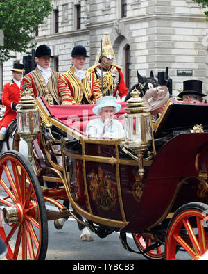 La reine Elizabeth II se déplace dans Whitehall par transport avec le Prince Charles, prince de Galles et de Camilla, Duchesse de Cornwall sur le chemin de Buckingham Palace au cours de la célébration du Jubilé de diamant à Londres le 5 juin 2012. Sa Majesté la Reine Elizabeth II célèbre le 60e anniversaire de son accession au trône le aujourd'hui avec une procession de chariot et un service d'action de grâces à St.Paul's Cathedral. UPI/Hugo Philpott Banque D'Images