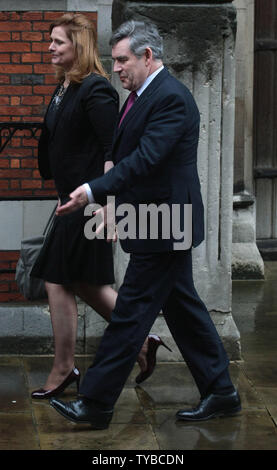 L'ancien Premier ministre britannique Gordon Brown quitte la Royal Courts of Justice avec sa femme Sarah après avoir été entendus lors de l'enquête Leveson à Londres le 11 juin 2012. L'enquête Leveson continue d'enquêter sur l'éthique de la presse avec l'actuel premier ministre David Cameron face à Lord Leveson le jeudi cette semaine. UPI/Hugo Philpott Banque D'Images