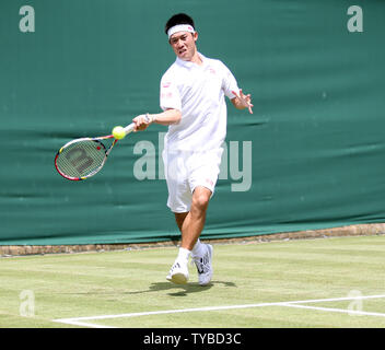 Kei Nishikori revient du Japon dans son match contre Mikhail Kukushkin le deuxième jour de la 2012 de Wimbledon à Londres, le 26 juin 2012. UPI/Hugo Philpott Banque D'Images