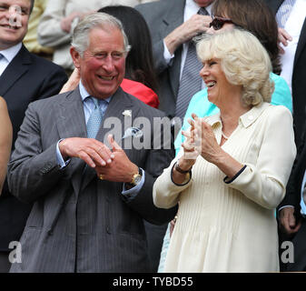 Son Altesse Royale le Prince Charles (L) et son épouse Camilla duchesse de Cornouailles (R) profiter de la tennis dans la loge royale sur le troisième jour de la 2012 de Wimbledon à Londres, le 27 juin 2012. UPI/Hugo Philpott Banque D'Images