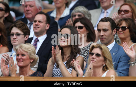 Pippa Middleton (C) et son frère James (R) profiter de la tennis dans la loge royale le quatrième jour de la 2012 de Wimbledon à Londres, le 28 juin 2012. UPI/Hugo Philpott Banque D'Images