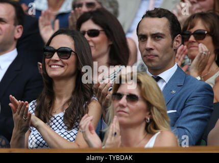 Pippa Middleton (L) et son frère James (R) profiter de la tennis dans la loge royale le quatrième jour de la 2012 de Wimbledon à Londres, le 28 juin 2012. UPI/Hugo Philpott Banque D'Images