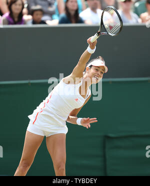 Serbie'une Ana Ivanovic sert dans son match contre l'Allemagne Julia Goerges, le sixième jour de la 2012 de Wimbledon à Londres, le 30 juin 2012. UPI/Hugo Philpott Banque D'Images