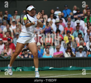 Jie Zheng en Chine retourne dans son match contre Serena Williams, le sixième jour de la 2012 de Wimbledon à Londres, le 30 juin 2012. UPI/Hugo Philpott Banque D'Images