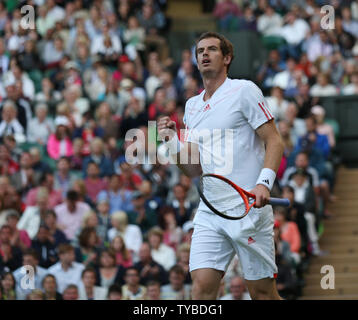 Andy Murray la Grande-Bretagne réagit pendant son match contre Chypre's Marcus Baghdatis, le sixième jour de la 2012 de Wimbledon à Londres, le 30 juin 2012. UPI/Hugo Philpott Banque D'Images