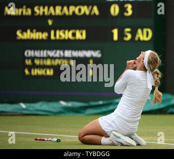 L'Allemagne Sabine Lisicki célèbre sa victoire sur la Russie, Maria Sharapova, le septième jour de la 2012 de Wimbledon à Londres, le 2 juillet 2012. UPI/Hugo Philpott Banque D'Images