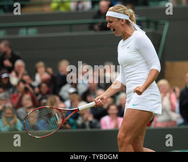 L'Allemagne Sabine Lisicki célèbre sa victoire sur la Russie, Maria Sharapova, le septième jour de la 2012 de Wimbledon à Londres, le 2 juillet 2012. UPI/Hugo Philpott Banque D'Images