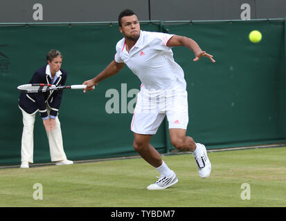 France's Shahar retourne dans son match contre Mardy Fish sur le huitième jour de la 2012 de Wimbledon à Londres, le 3 juillet 2012. UPI/Hugo Philpott Banque D'Images