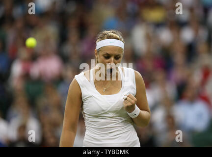 L'Allemagne Sabine Lisicki réagit dans son match contre Angelique Kerber sur le huitième jour de la 2012 de Wimbledon à Londres, le 3 juillet 2012. UPI/Hugo Philpott Banque D'Images