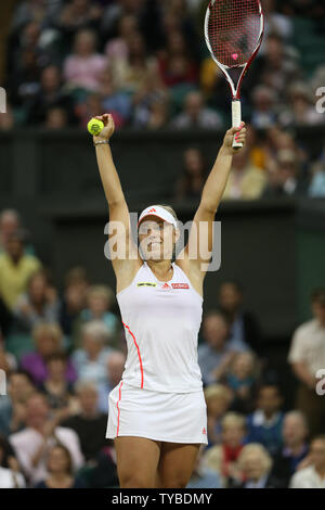 Angelique Kerber l'Allemagne réagit dans son match contre l'Allemagne Sabine Lisicki le huitième jour de la 2012 de Wimbledon à Londres, le 3 juillet 2012. UPI/Hugo Philpott Banque D'Images