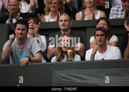 Andy Murray la Grande-Bretagne's girlfriend Kim Sears le réjouit sur des joueurs fort dans son match contre l'Espagne David Ferrer le neuvième jour de la 2012 de Wimbledon à Londres, le 4 juillet 2012. UPI/Hugo Philpott Banque D'Images