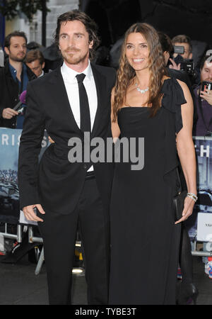 L'acteur anglais Christian Bale et sa femme Sandra Blazic assister à la première européenne de "The Dark Knight Rises" à l'Odéon et cinémas Empire Leicester Square à Londres le 18 juillet 2012. UPI/Paul Treadway Banque D'Images